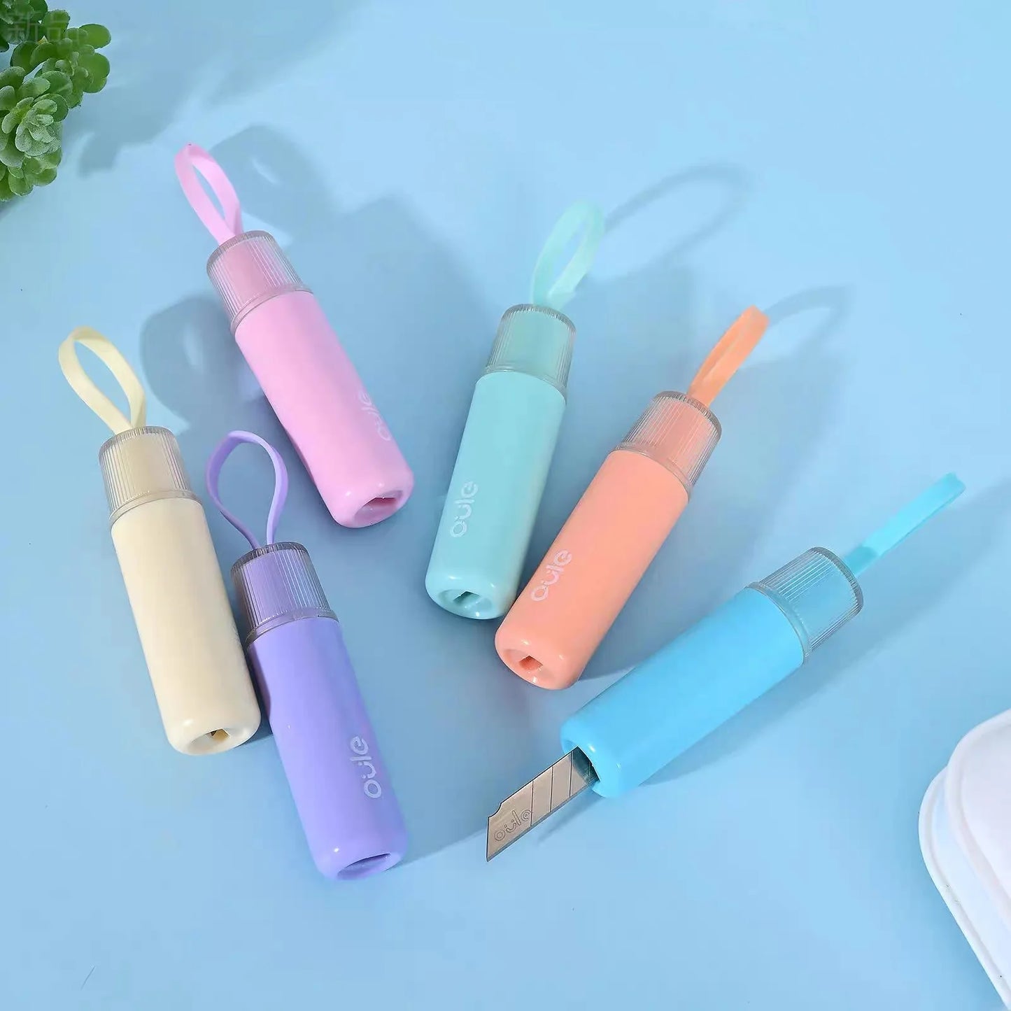 Gradient mini lipstick cutter