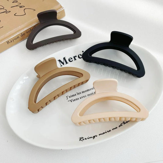 Triangle matte hair claw clutch