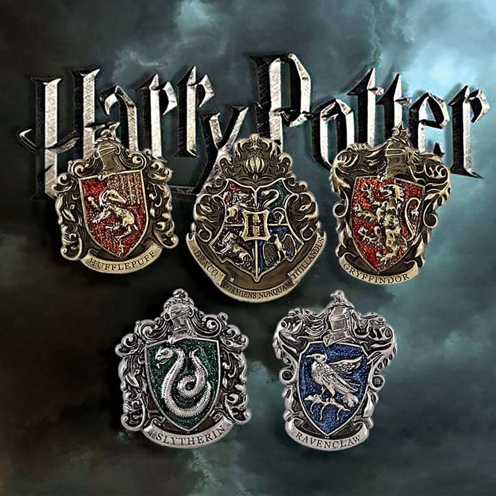 Badge Harry Potter – « La Baguette Choisit Le Sorcier » – Pin's Officiel En Alliage De Zinc Doré